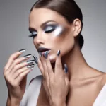 Captivating Beauty Moments of the Week: Reflective Manicures, Smokey Eyes, and Glowing Complexions